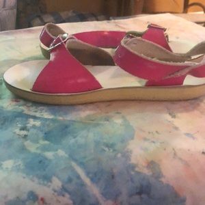 Surfer sandals in bright pink